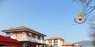 Chiavari, auto scontra lo spartitraffico e si ribalta