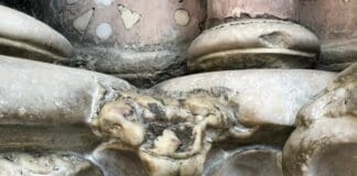 Genova, scoppia il caso della bufala del cagnolino di San Lorenzo cagnolino cattedrale san Lorenzo