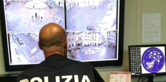 La Spezia, rubano una borsa all’hub vaccinale e usano il bancomat per fare acquisti, due denunciati