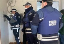 Genova, picchia la madre novantenne, arrestato grazie alla segnalazione di un giornalista polizia locale sgombero