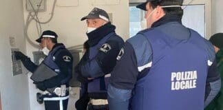 Genova, picchia la madre novantenne, arrestato grazie alla segnalazione di un giornalista polizia locale sgombero