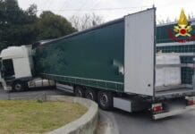 Genova, Tir bloccato in via di Creto ad Aggio, traffico bloccato Tir bloccato Borzoli