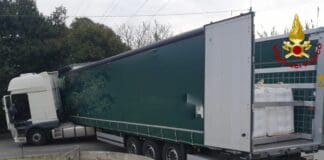 Finale Ligure, camion incastrato blocca la viabilità Tir bloccato Borzoli