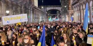 Guerra in Ucraina, la fiaccolata per la pace a Genova manifestazione ucraina genova