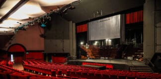 Il Teatro Nazionale di Genova cerca un macchinista e due elettricisti, ecco come candidarsi