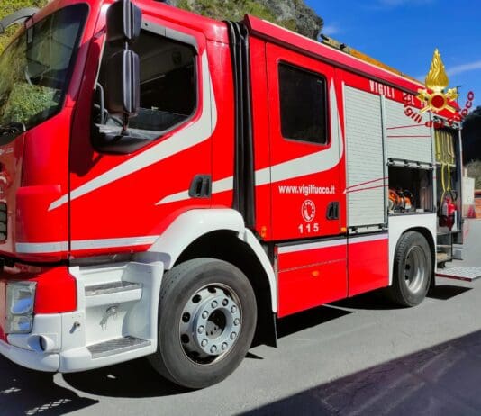 Mezzo prende fuoco sul passo del Turchino, strada chiusa e traffico deviato in A26