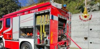 Genova, mezzo pesante finisce fuori strada: grave un uomo