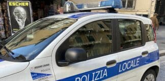 Genova, si schianta con l’auto in via Amarena e fugge polizia locale auto