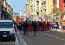 Ex Ilva, corteo dei lavoratori verso il centro di Genova – VIDEO Acciaierie Cornigliano, ex Ilva, manifestazione corteo, Acciaierie d'Italia