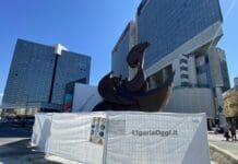 Genova, davanti a Corte Lambruschini la statua dell’Ulisse e la nave a cavallo statua Ulisse e la nave a cavallo