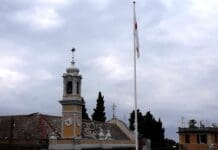 Festa della bandiera, polemiche a Nervi per il pennone in mezzo al marciapiede Bandiera Genova Nervi Capolungo