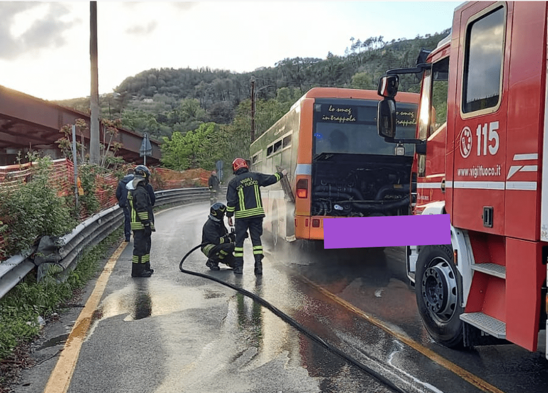 incendio autobus La Spezia