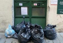 Genova, spazzatura abbandonata vicino a Palazzo Ducale spazzatura ecopunto Ducale