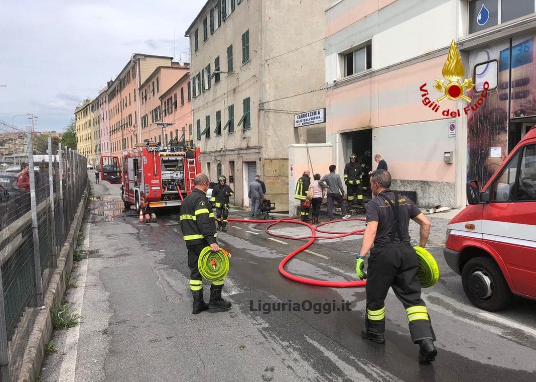 incendio argine polcevera magazzino genova