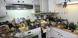 Castelletto, poliziotti prevengono furto in casa e scoprono accumulatore seriale accumulatore seriale, sepolti in casa