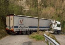 Chiavari, Tir bloccato sulla strada che collega Lavagna a Cogorno Tir incastrato Leivi