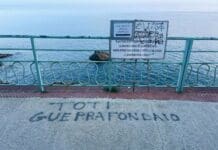 Nervi, vandali imbrattano la passeggiata con scritte contro Toti