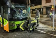 Genova, Flixbus contro pensilina del bus in corso Europa, sei feriti Flixbus incidente Genova