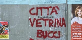 Genova, ancora insulti al sindaco Bucci sui cartelloni elettorali Insulti Bucci corso Sardegna