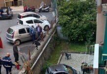 Genova, sbaglia la manovra e precipita con l’auto in un giardino privato