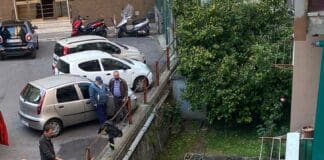 Genova, sbaglia la manovra e precipita con l’auto in un giardino privato