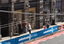 Giro d’Italia a Genova, polemiche per gli striscioni di Autostrade e per il passaggio sul ponte autostrade sponsor Giro d'Italia a Genova