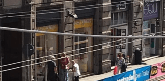 Giro d’Italia a Genova, polemiche per gli striscioni di Autostrade e per il passaggio sul ponte autostrade sponsor Giro d'Italia a Genova