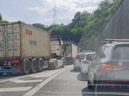 Autostrade, situazione sempre più critica. In migliaia in coda con motori spenti coda autostrada Genova Aeroporto