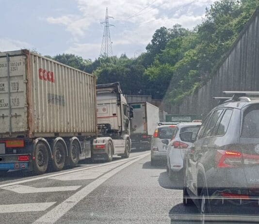 Autostrade, situazione sempre più critica. In migliaia in coda con motori spenti coda autostrada Genova Aeroporto