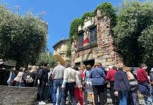 Turismo in Liguria in crescita anche a maggio 2024 mascherine, assembramento turisti Genova