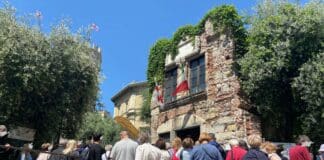 Turismo in Liguria in crescita anche a maggio 2024 mascherine, assembramento turisti Genova