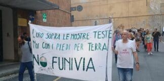Genova, presidio di protesta del comitato No Funivia sotto palazzo Tursi funivia Lagaccio, manifestazione, corteo