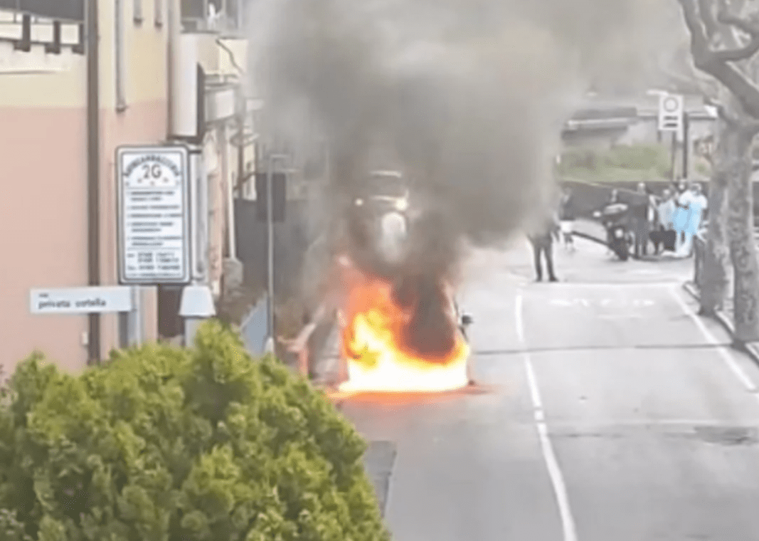 Recco auto in fiamme