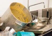 Camerieri e Bagnini introvabili, Slang-Usb: mancano i diritti e non la voglia di lavorare lavapiatti, stoviglie, cucina