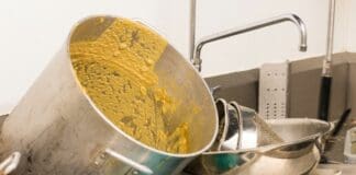 Crisi in Liguria, commesse, baristi e camerieri under 35 sono i nuovi poveri lavapiatti, stoviglie, cucina