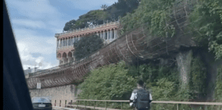 Genova, donna travolta e uccisa sul monopattino, indagini sull’asfalto monopattino sopraelevata