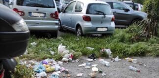 Oregina, arrivano i bidoni dell’umido e i cinghiali banchettano felici Oregina spazzatura cinghiali