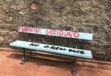Nervi, No Vax imbrattano le panchine della passeggiata a mare panchine imbrattate no vax Nervi