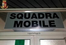 La Spezia, usa carta di credito rubata per comprare sigarette e alcolici, denunciato polizia La Spezia squadra mobile
