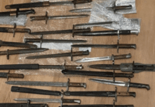 Savona, nascondeva in casa pugnali e baionette nazi-fasciste, denunciato pugnali baionette Savona
