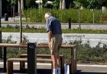 Mercato di corso Sardegna, l’appello: un ombrellone per Ezio che sfida tutti a scacchi Ezio scachi corso Sardegna Mercato