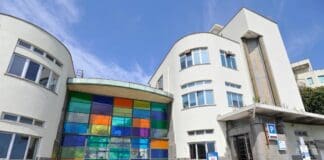 Genova, donati gli organi del bambino vittima di un malore ad Albenga Gaslini Genova vetrata colorata