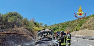 Sestri Levante, auto in fiamme sull’autostrada A12