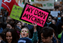Aborto, il presidente della Regione Liguria Toti contro l’abolizione del diritto in USA aborto proteste Usa