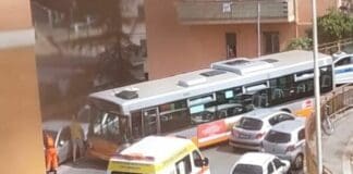Genova, incidente in via dei Platani a Marassi, autobus linea 37 bloccato incidente via dei Platani, autobus Marassi Genova