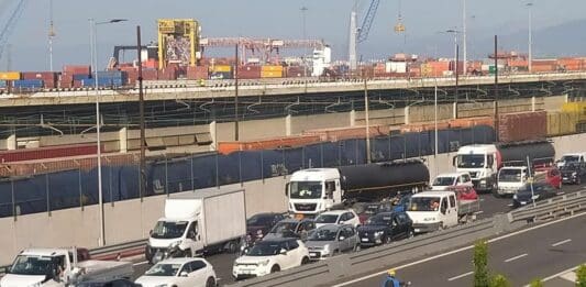Genova, incidente in lungomare Canepa: un ferito grave lungomare Canepa coda Genova