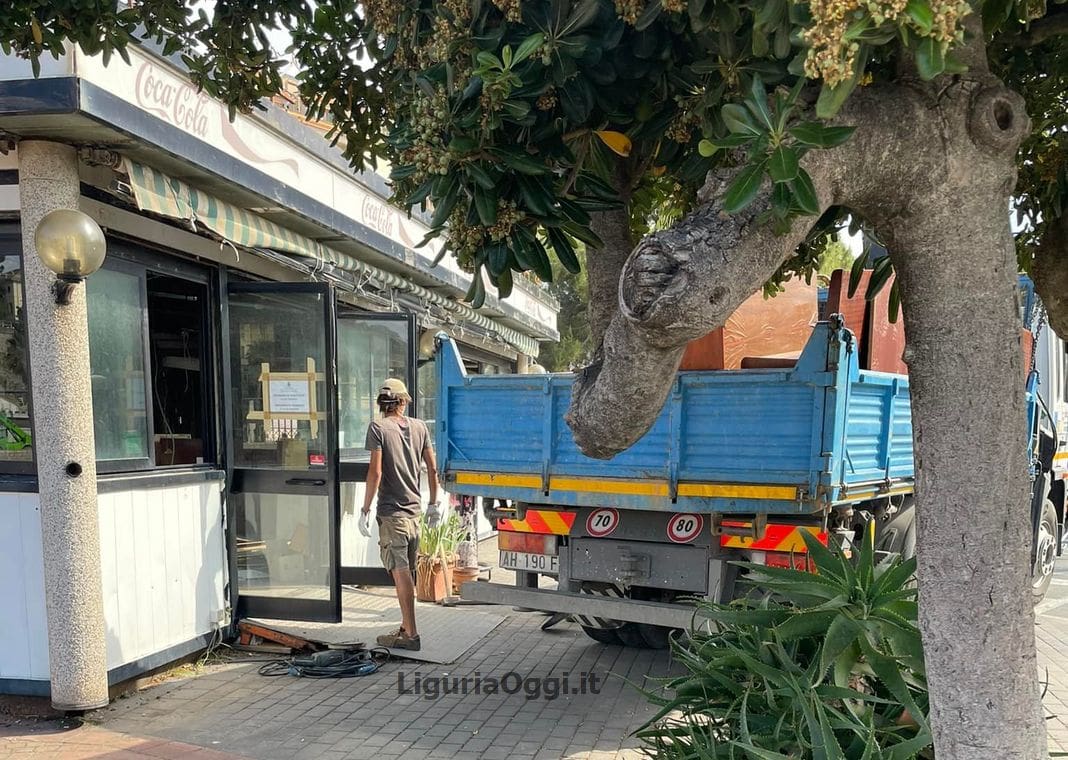 recco demolizione bar lungomare Bettolo