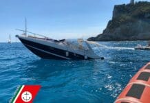 Barca affonda davanti alla Baia dei Saraceni, 10 persone salvate dai diportisti (FOTO)