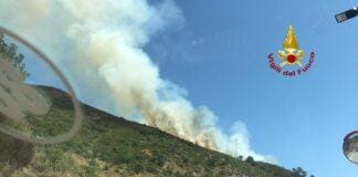 Genova, incendio di Scarpino ha ripreso a bruciare