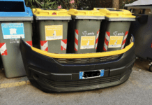 Castelletto, paraurti abbandonato davanti ai cassonetti e sul web si scatena l’ironia